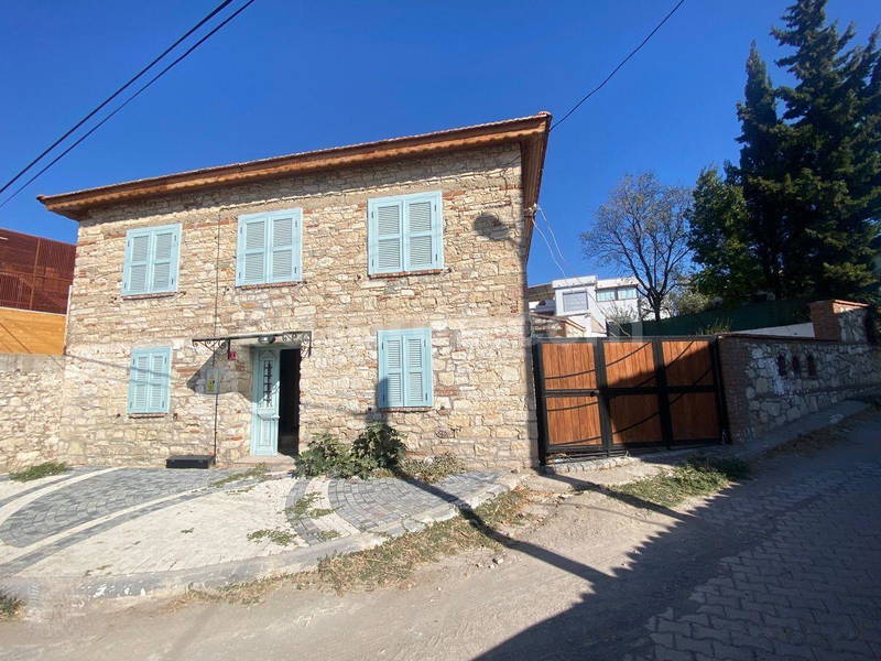 AYVALIKTA HUZUR DOLU SATILIK 3+1 TAŞ EV VE 1+1 MİSAFİR EVİ